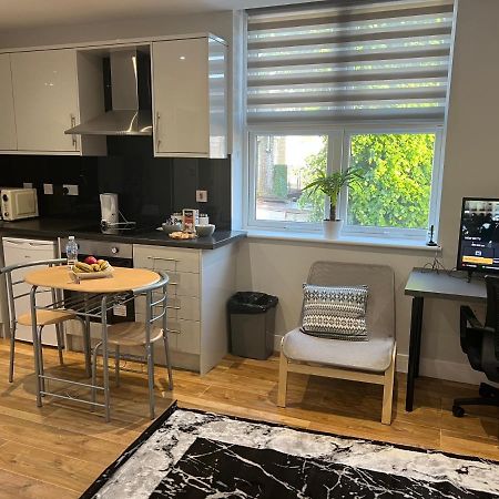 Mj Serviced Apartment Up To 6 Guest - Luxurious Living In West London Next To Tube Station & Central London Hanwell Extérieur photo