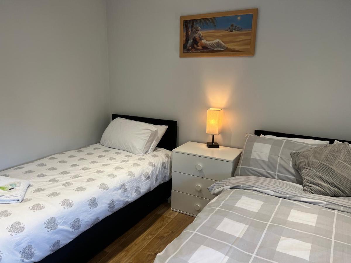 Mj Serviced Apartment Up To 6 Guest - Luxurious Living In West London Next To Tube Station & Central London Hanwell Extérieur photo