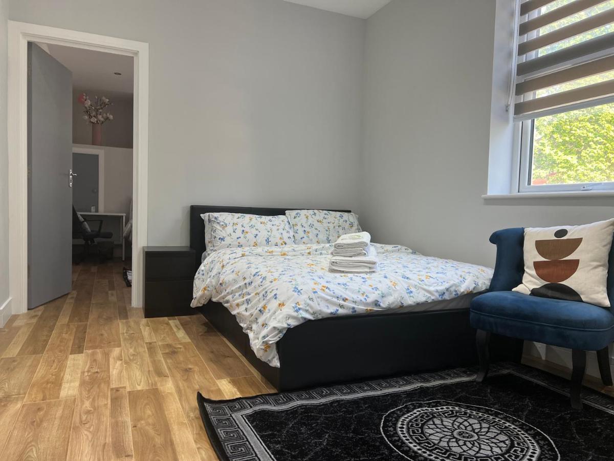 Mj Serviced Apartment Up To 6 Guest - Luxurious Living In West London Next To Tube Station & Central London Hanwell Extérieur photo
