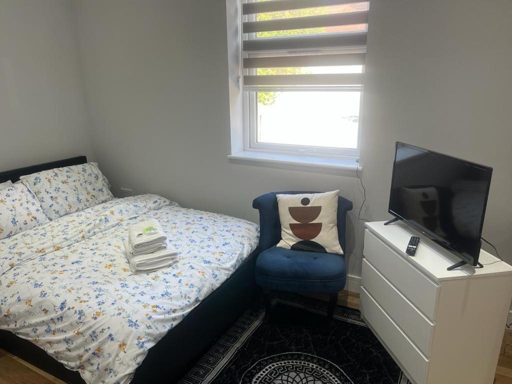 Mj Serviced Apartment Up To 6 Guest - Luxurious Living In West London Next To Tube Station & Central London Hanwell Extérieur photo